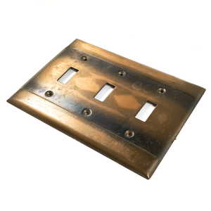 An angled view of the darker plate