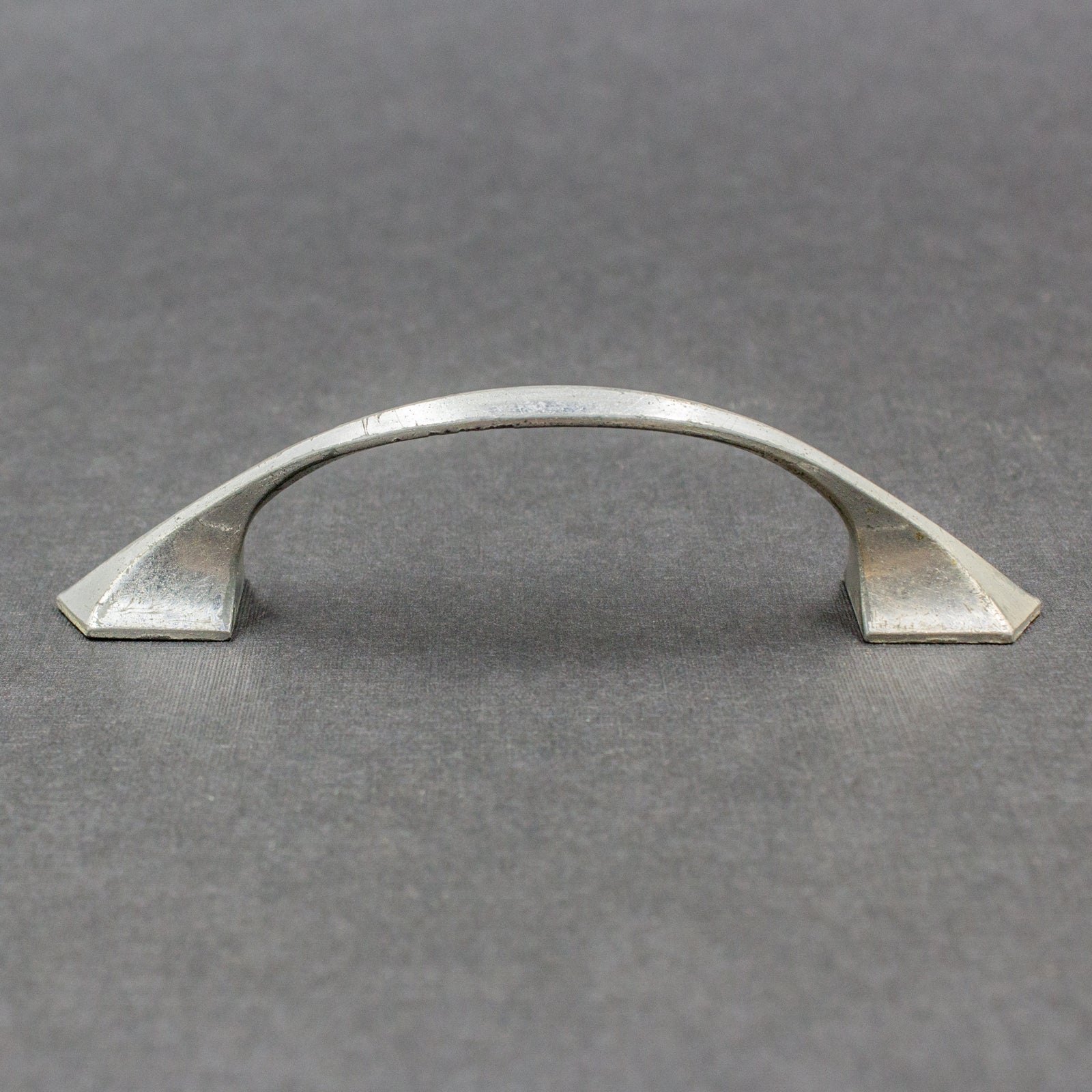 Streamlined Deco Cabinet Drawer Pulls