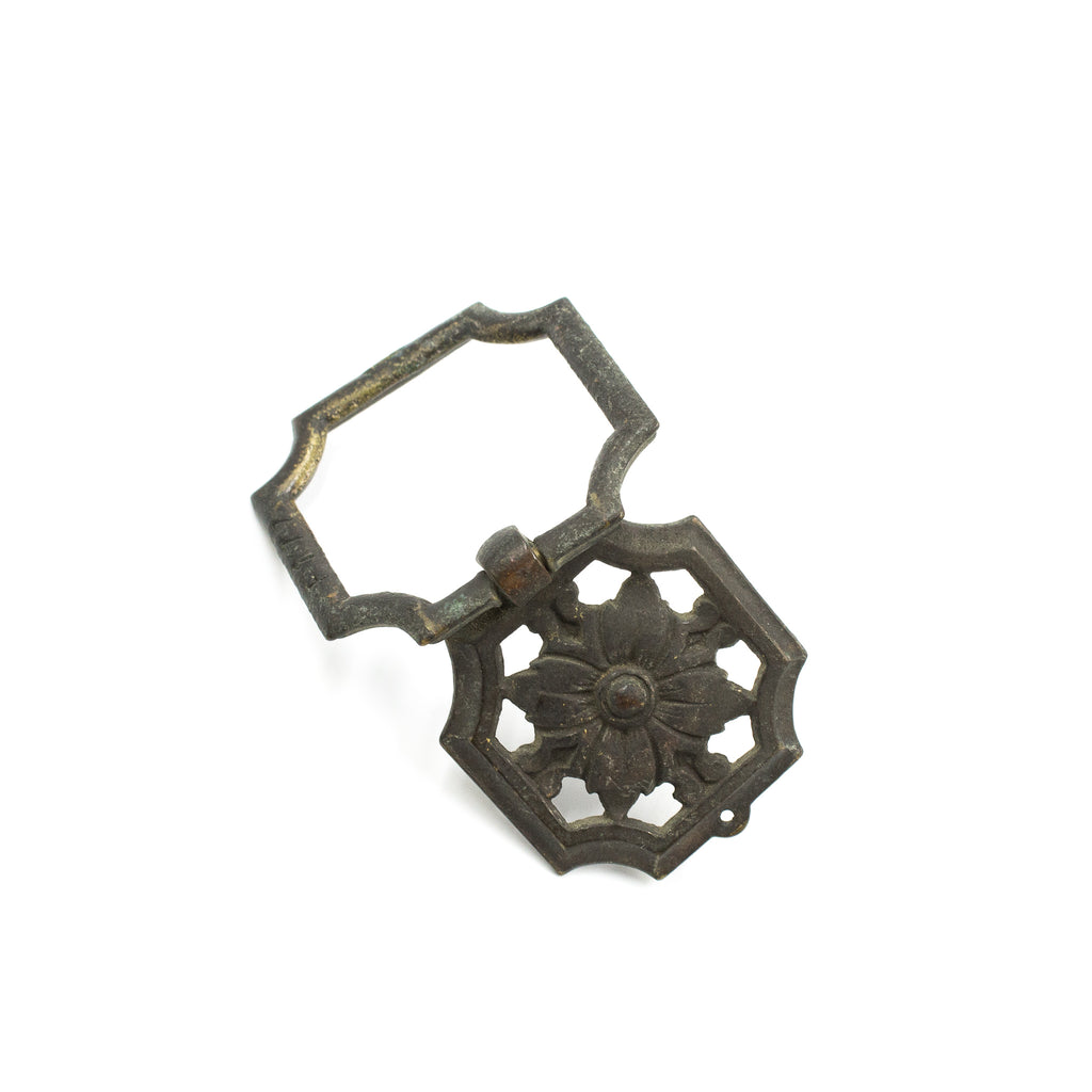this picture shows the floral design in the center of an antique vintage ring pull
