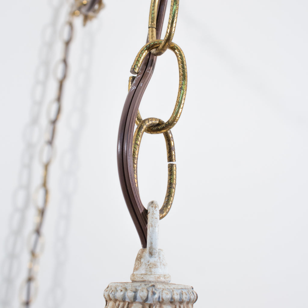 this is an up close picture of the cord and chain on a vintage light fixture
